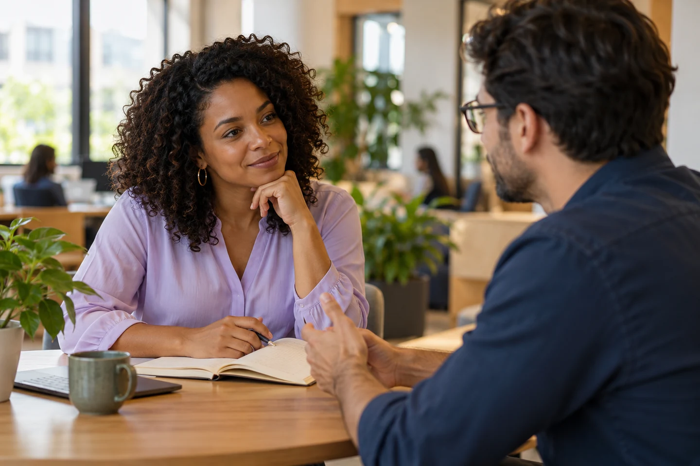 Profissionais em uma conversa individual de desenvolvimento